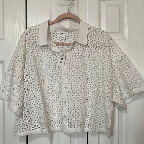 Chic White Eyelet Women's Blouse - Picture 3 of 6